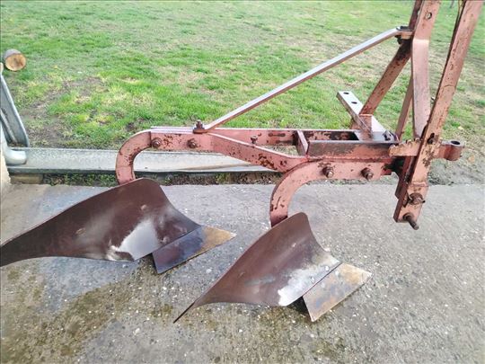 Dvobrazni Plug Leskovački