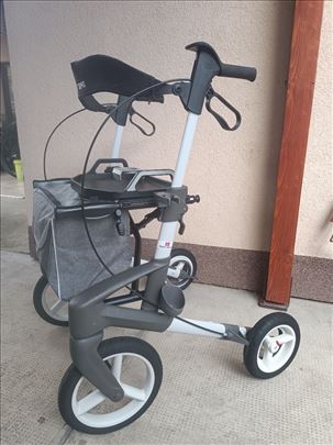 Hodalica sa naslonom torbom tacnom i većim točkovi