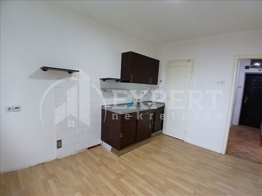 Izdaje se nenamešten jednosoban stan kod Starog gr