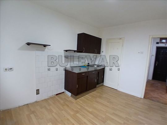 Izdaje se nenamešten jednosoban stan kod Starog gr