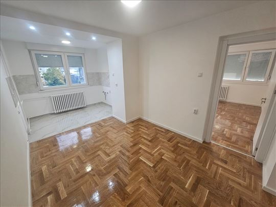 Kompletno renoviran trosoban stan kod stanice