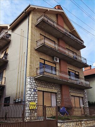 Kuća sa četirit etaže , za investiciju