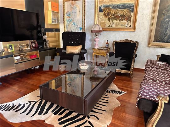 Lux stanUKNJIZEN vukov spomenik djuke dinic