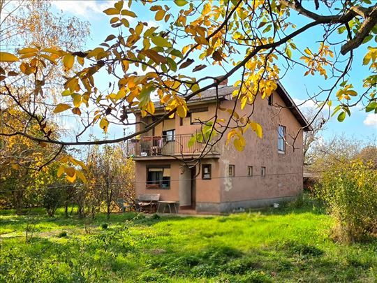 Manja kuća na većem placu