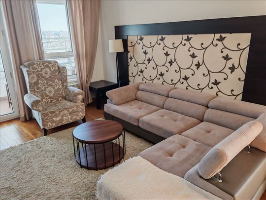 Odlična prilika, opremljen stan sa 2 garažna mesta