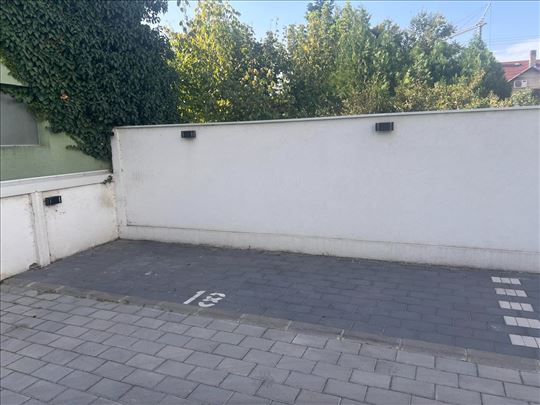 Parking mesto u dvorištu zgrade u Petrovaradinu