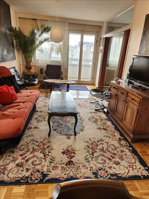 Pogled na zapad i jug, na šetalištu. Vlasnik