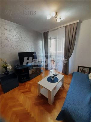 Prodaje se stan u mirnom deku Budve u naselju Adok