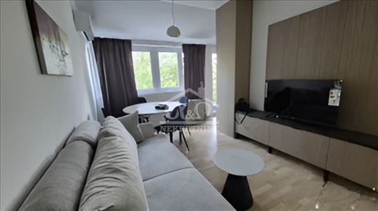 Renovirana i kompletno opremljena garsonjera na Bu