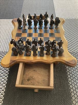 Sah unikatnibsa fijokama i gvozdenim figurama.