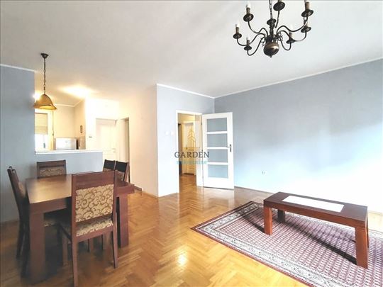 Uknjižen trosoban stan Đeram