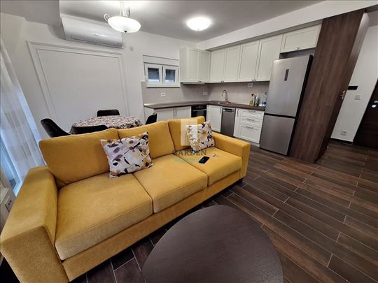 Zvezdara, dvoiposoban sa parkingom