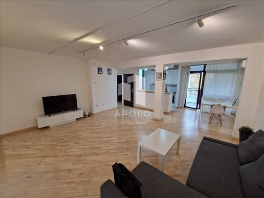 Četvorosoban stan/ poslovni prostor kod Hrama