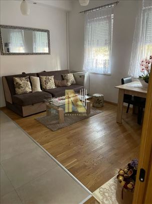 Jednoiposoban, namešten u blizini Centra