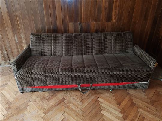 Kauč sa odeljkom za posteljinu 