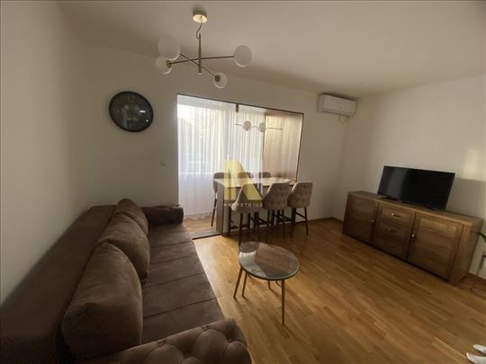 Kompletno opremljen jednoiposoban stan sa parking 