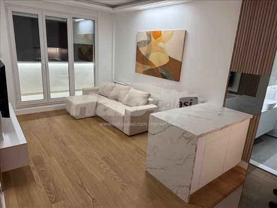 Lux lux 1.5 stan i parking, centar, neuseljavan