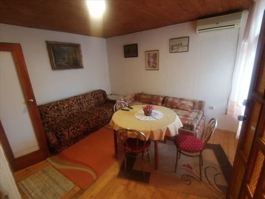 Namešten jednosoban 27m2 u kući, gas - Salajka