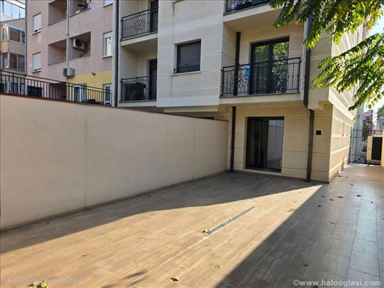 Novogradnja sa dvoristem 