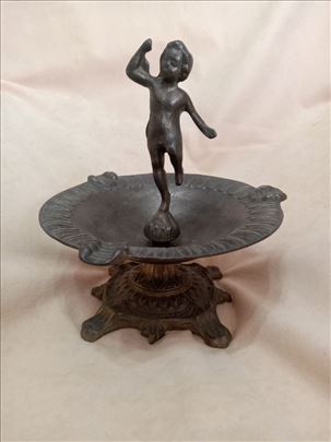 Pepeljara mesingana sa figurom dečaka