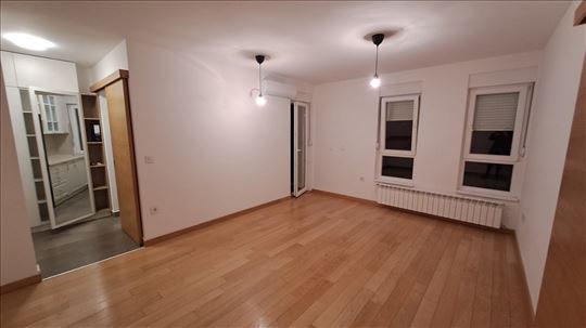 Zemunske kapije, dvosoban sa garažom prazan