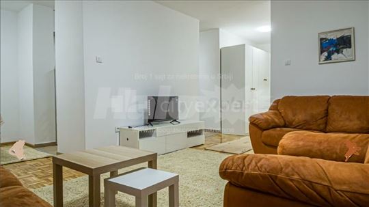 Topao,osvetljen,predivan stan sa slobodnim parking