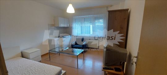 Izdajem garsonjeru na Calijama/Karaburma