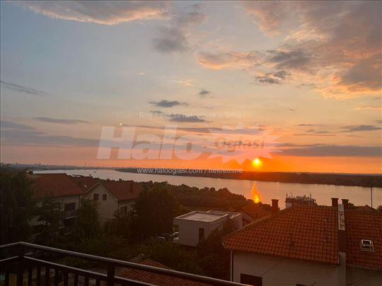 Kompletno namešten dupleks sa pogledom na Dunav