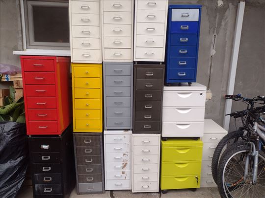 Metalni ormarići sa fiokama