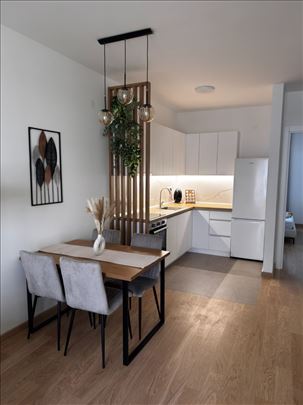 Nov, namesten jednoiposoban stan u Centru