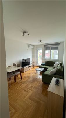 Odmah useljiv, nov, zaposleni, parking mesto