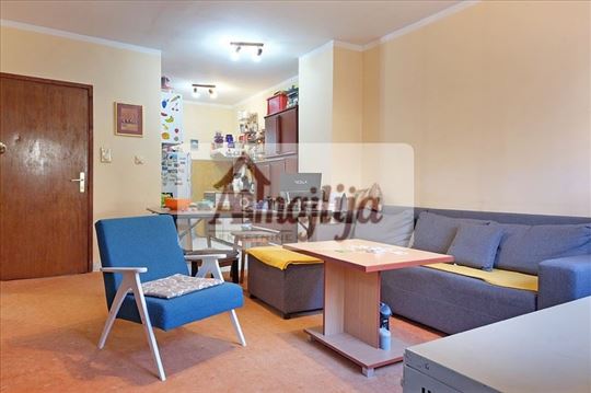 Prodaja, Zemun, 50m2, sa odvojenom garsonjerom