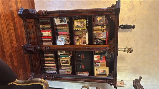 Biblioteka unikatna stara preko 100 godina