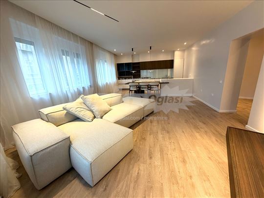 Centar, kompletno renoviran i opremljen, Lux