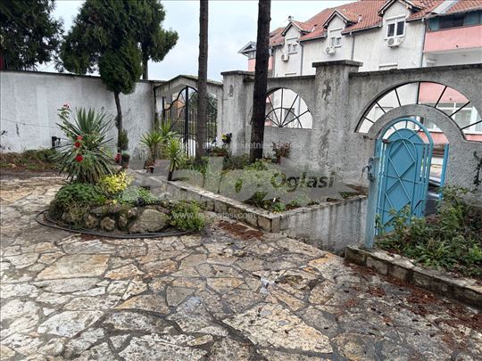 Izdajem jednosoban stan 