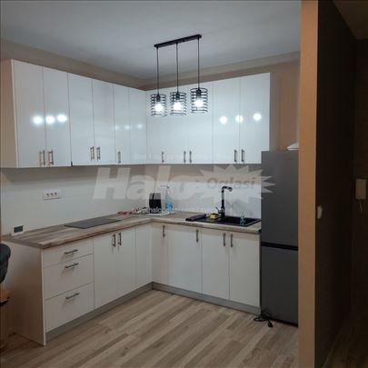 Izdajem prazan stan 54 m2 sa garaznim mestom