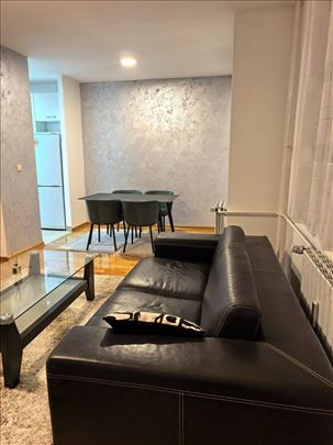 Kompletno renoviran i namešten stan sa dve lođe 