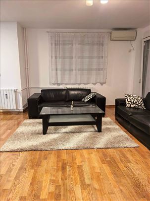 Kompletno renoviran i namešten stan sa dve lođe 