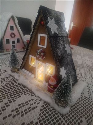 Na prodaju novogodišnje kucice