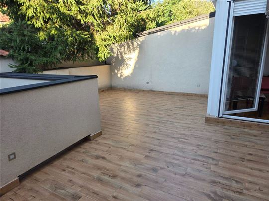 Nov uknjižen, kao 1.sprat, miran, velika terasa