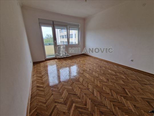 Renoviran dvosoban stan u strogom centru