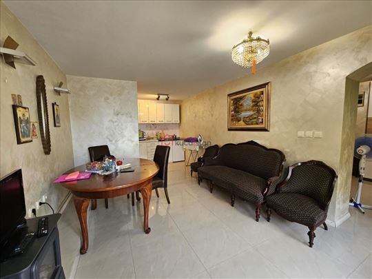 Senjak. Veliko dvorište. Zelenilo. Parking.