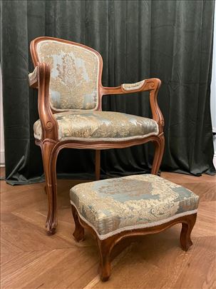 Antik fotelja sa tabureom za noge