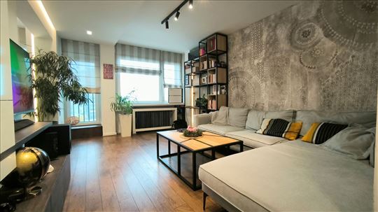 Blok 23,75 m2, Ceo renoviran,2.5,Svetao, Lepa lođa