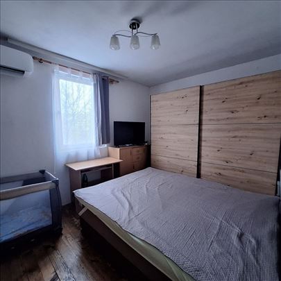 Dva zasebna stana u kući,parking, odlična pozicija