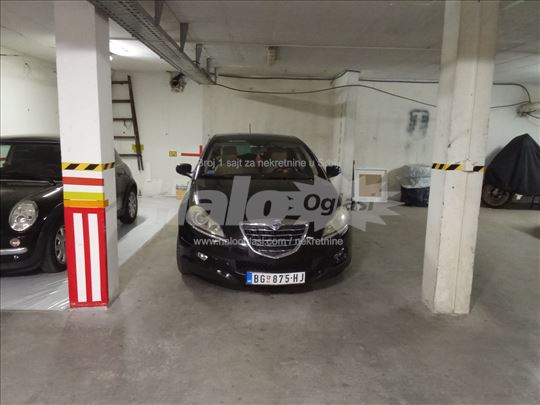 Garažno mesto u stambenoj zgradi