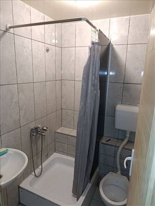  Izdaje se jednosoban stan sa ukljucenim troskovim