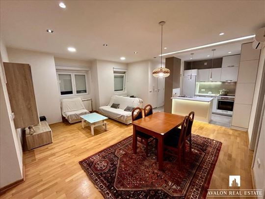 Izdaje se – Stan sa velikom terasom u mirnom kraju