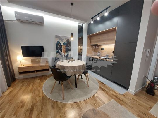 Kompletno opremljena lux garsonjera 27 m2