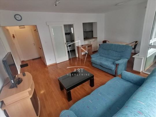 Namešten 2.0 stan, odlična lokacija ID#13057
